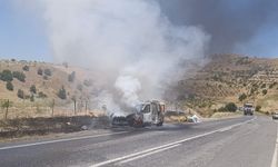 Siirt'te Seyir Halindeki Hafif Ticari Araç Alev Alev Yandı