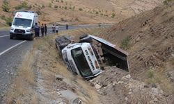 Şirvan’da Kontrolden Çıkan Çekici Şarampole Devrildi: 2 Yaralı