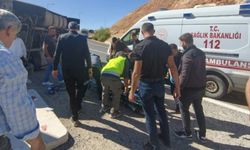 Siirt-Eruh Yolunda Ponza Yüklü TIR Devrildi: Sürücü Ağır Yaralandı