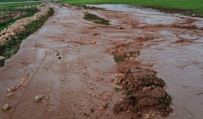 Şirvan’da heyelan nedeniyle yol kapandı