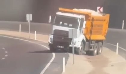 Siirt’te hafriyat kamyonu karşı şeride geçerek trafiği tehlikeye attı