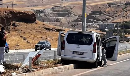 Siirt'te Araç Direğe Çarptı: 4 Yaralı