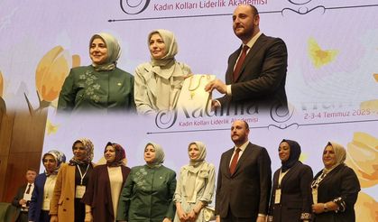 AK Parti Siirt Kadın Kolları Başkanı Av. Betül Tuğba Mavi'ye Başarı Plaketi
