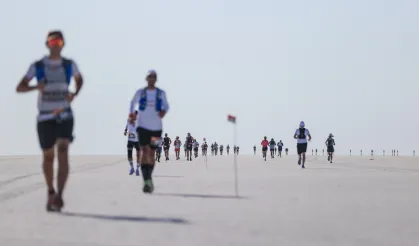 Tuz Gölü'nün sonsuz beyazlığında koştular!