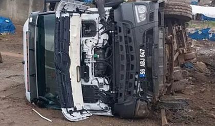 Siirt’te Kamyon Devrildi: Sürücü Araçta Sıkıştı