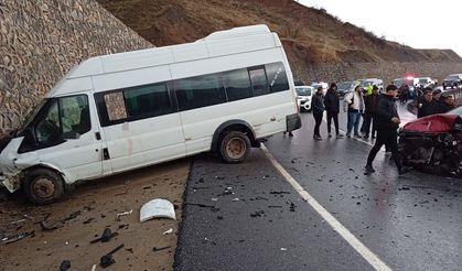 Siirt'te Servis ile Otomobil Çarpıştı: 12 Yaralı