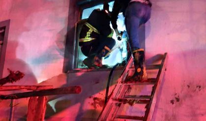 Siirt’te İki Katlı Binada Çıkan Yangın Paniğe Neden Oldu