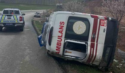 Siirt’te Hasta Taşıyan Ambulans Kontrolden Çıkarak Devrildi
