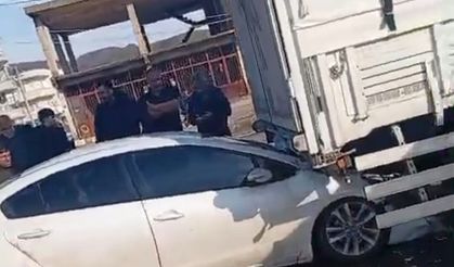Siirt’te Kırmızı Işıkta Bekleyen Tıra Çarpan Otomobilin Sürücüsü Yaralandı