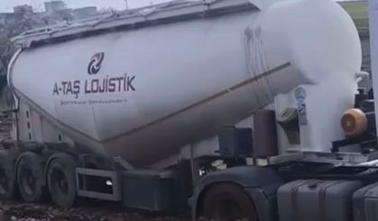 Siirt’te Çamura Saplanan Tır Köylülerin Desteğiyle Kurtarıldı