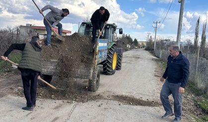 Siirt'ten Hizmet Alamayan ve Batman'a Bağlanmak İsteyen Köy Kendi Yolunu Onarıyor
