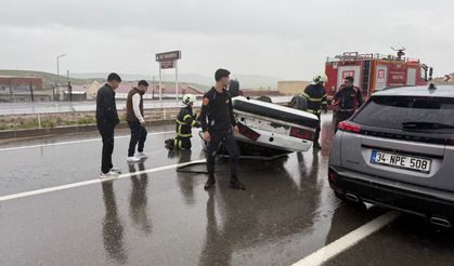 Siirt’te Yağış Kazaya Neden Oldu: İki Otomobil Çarpıştı, 2 Kişi Yaralandı