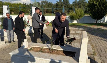 AK Parti Siirt İl Başkanı Özturan Şehitlerimizi Kabirleri Başında Dualarla Yad Etti