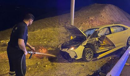 Siirt’te Bariyerlere Çarpan Otomobil Alev Aldı: Sürücü İtfaiye Ekiplerince Kurtarıldı