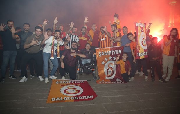 Siirt'te Galatasaraylı taraftarlar şampiyonluğu kutladı