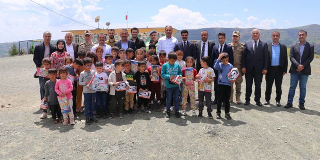 Siirt Valisi Hacıbektaşoğlu, Baykan'da köy okulunda öğrencilerle bir araya geldi