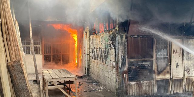  Siirt'te marangozcular çarşısında aynı anda yanan 3 dükkan paniğe neden oldu
