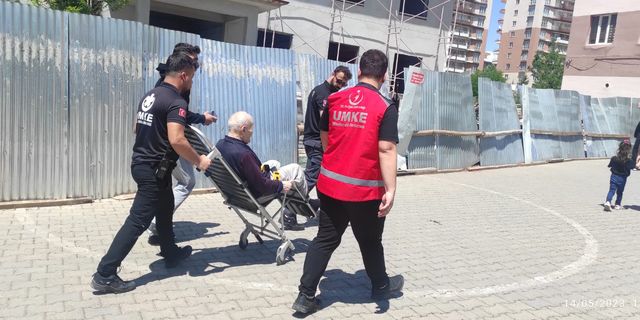 Siirt'te hasta ve yaşlı seçmenler oy kullanmaya götürüldü