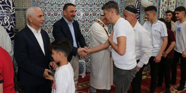 Siirt Valisi Hacıbektaşoğlu, bayram namazı sonrası vatandaşla bayramlaştı