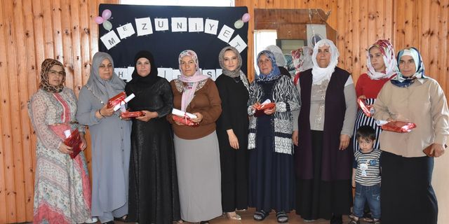 Siirt'te okuma yazma öğrenen kadınlar sertifika almanın mutluluğunu yaşadı