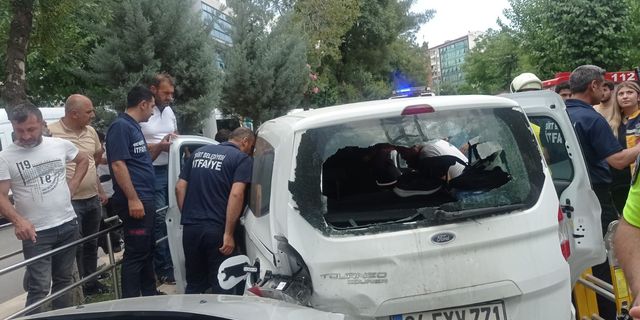 Siirt'te iki araç çarpıştı: 1 Yaralı