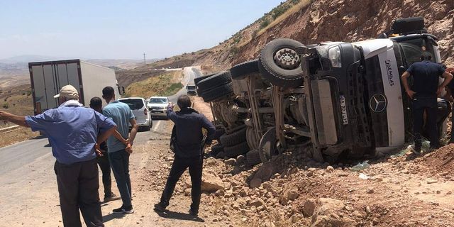 Siirt'te hafriyat kamyonu devrildi:1 yaralı 