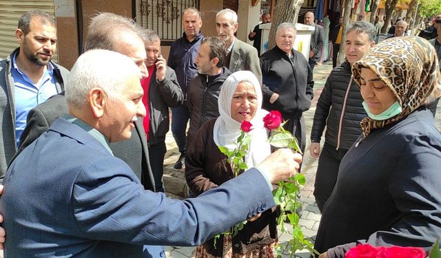 Siirt AK Parti milletvekili adayları esnafı ziyaret ediyor