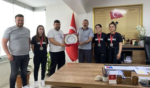 Türkiye 2'ncisi Hentbol Takımı Müdür Kısacık'ı ziyaret etti