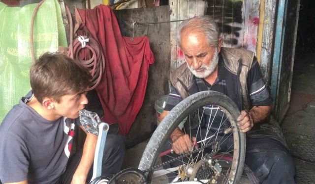 Siirt’te 65 yaşındaki usta 40 yıldır bisiklet tamir ediyor