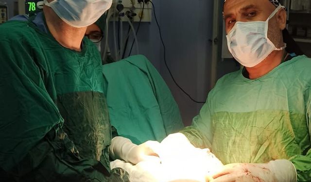 Özel Siirt Hayat Hastanesi’nde kanser kitlesi alındı
