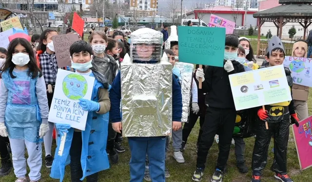 Siirt'te ilkokul öğrencileri geri dönüşüm kostümleriyle çevre temizliği yaptı