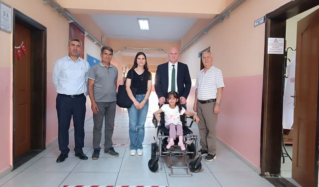 Siirt'te Yunus Emre İlkokulu öğretmenleri, engelli öğrencilerini talebini yerine getirdi