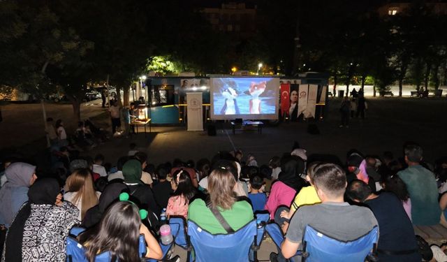 Siirt’te çocuklar açık hava sineması etkinliğine yoğun ilgi gösterdi