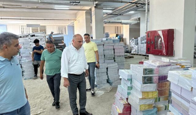 Siirt Milli Eğitim Müdürü Sadoğlu, okullarda dağıtılacak kitapları inceledi