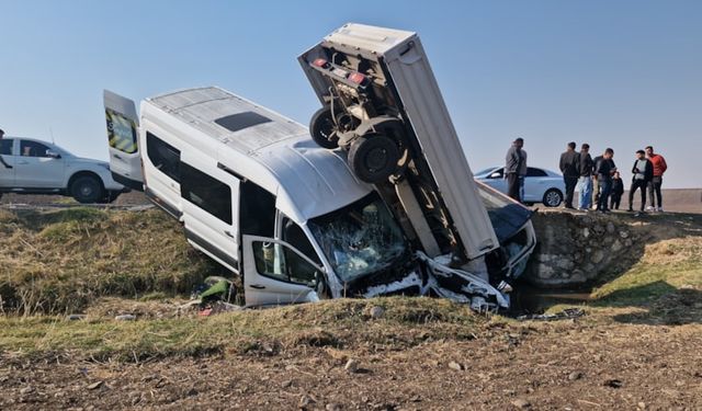 Zincirleme kaza: 15'i öğretmen çok sayıda yaralı var