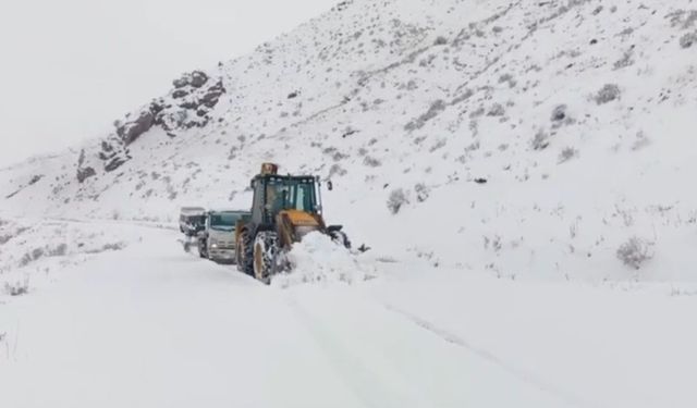 Siirt’te mahsur kalan yolcu minibüsü ve akaryakıt tankeri kurtarıldı