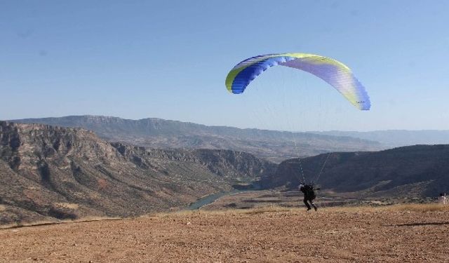 Botan Vadisi’nde yamaç paraşütü keyfi