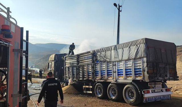 Siirt’te arpa yüklü tır alev alev yandı