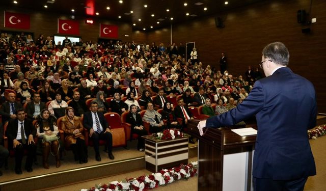 Vali Kızılkaya, “Aile ve Toplumun Mimarı: Kadın” konferansına katıldı