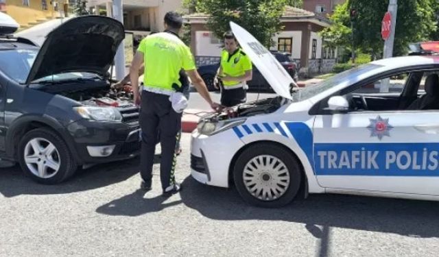 Siirt’te Trafik Polisi Duyarlılığı: Aküsü Biten Aracı Kendi Araçlarıyla Çalıştırdılar!