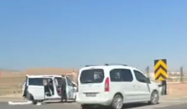 Siirt'te otomobil ile hafif ticari araç çarpıştı: 3 yaralı