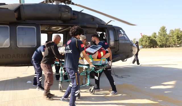 Siirt’te Jandarma Helikopteri, İş Kazası Geçiren Vatandaşı Hastaneye Taşıdı