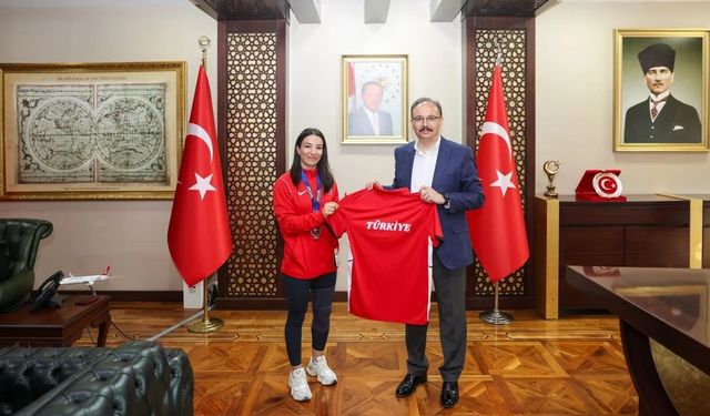 Vali Kızılkaya’dan Milli Sporcuya Tebrik ve Ödül