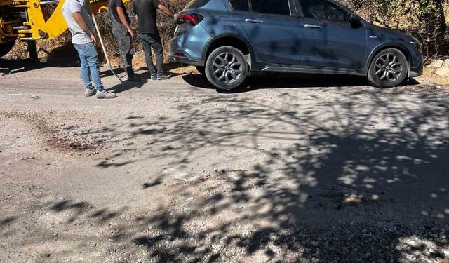 Siirt’te Çukura Düşen Araç Kepçe Yardımıyla Çıkartıldı