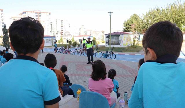 Siirt’te Çocuklar Trafik Kurallarını Eğlenerek Öğreniyor