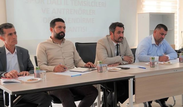 Siirt’te Spor Dalları İl Temsilcileri ve Antrenörler Değerlendirme Toplantısı Yapıldı