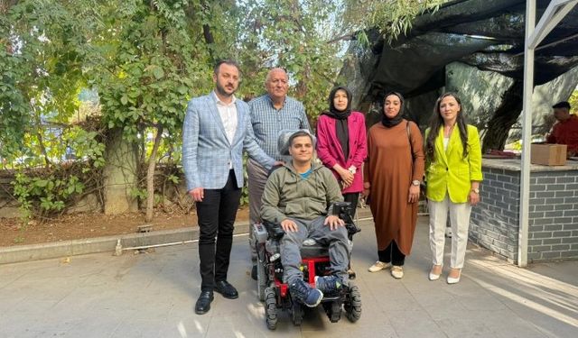 Siirt’te Engelli Gence Merdiven Çıkabilen Tekerlekli Sandalye Desteği