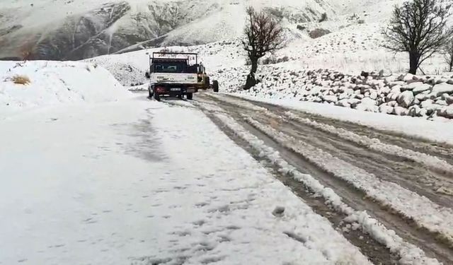 Siirt’te Karda Araçlar Yolda Mahsur Kaldı