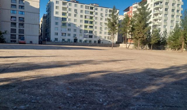 Siirt Lisesi Alanı Geçici Otoparka Dönüştürüldü