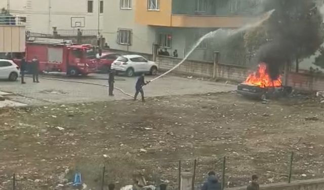 Siirt’te Park Halindeki Otomobil Alev Topuna Döndü